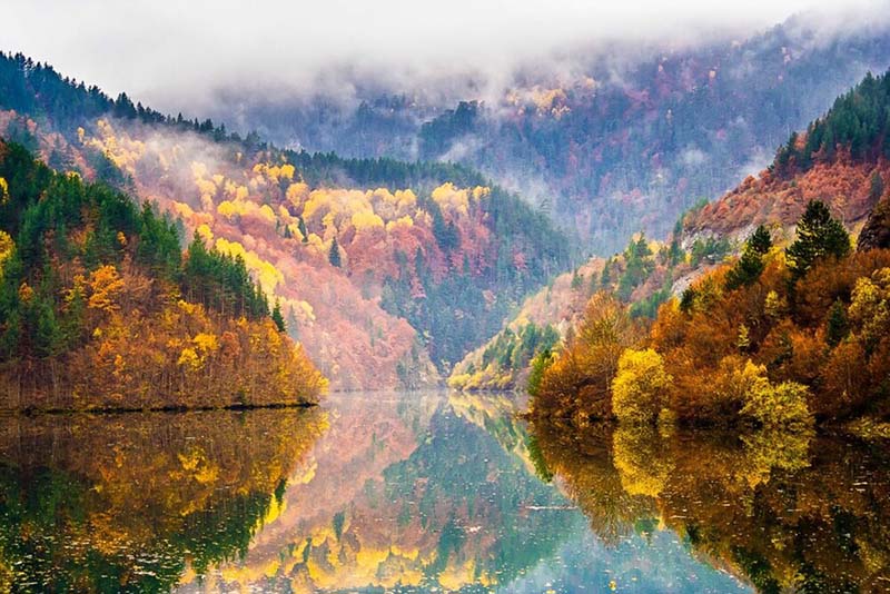 Evgeni Dinev, Colorful Lake © Yellow Korner