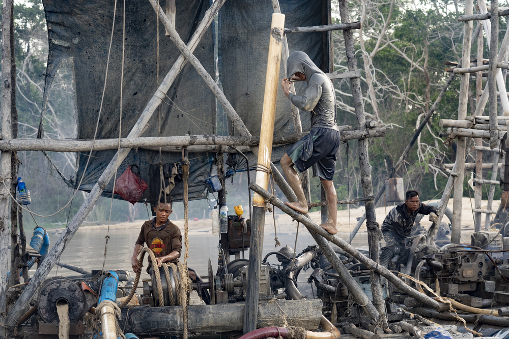 Mineurs d'étain sur une barge d'extraction. Bangka. Indonésie.