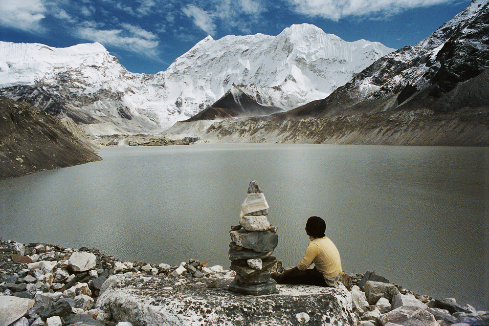 Porteur regardant le lac Imja. Vallée de Kumbu. Népal