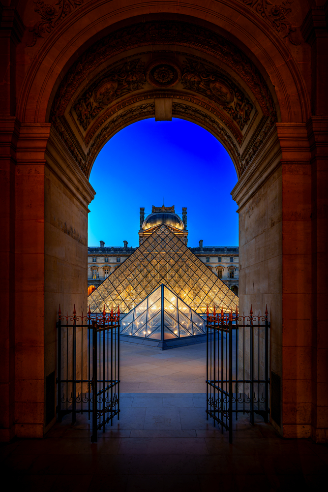 Pyramides depuis les arcades du Louvre