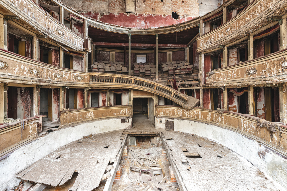 Un penchant pour la tragédie - Abandoned Theater - Italy